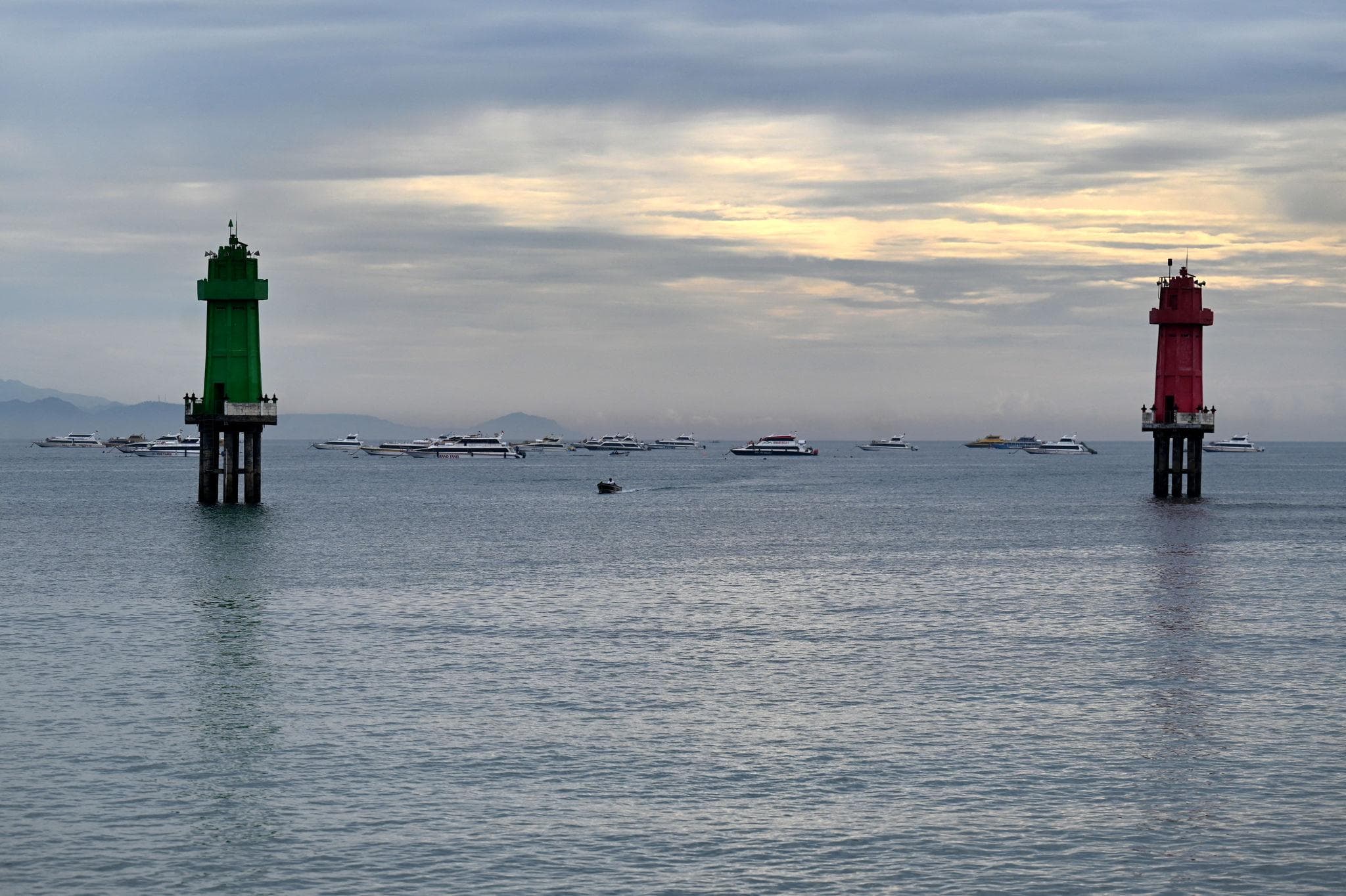 Sanur Harbour fast boat and island gallery 10