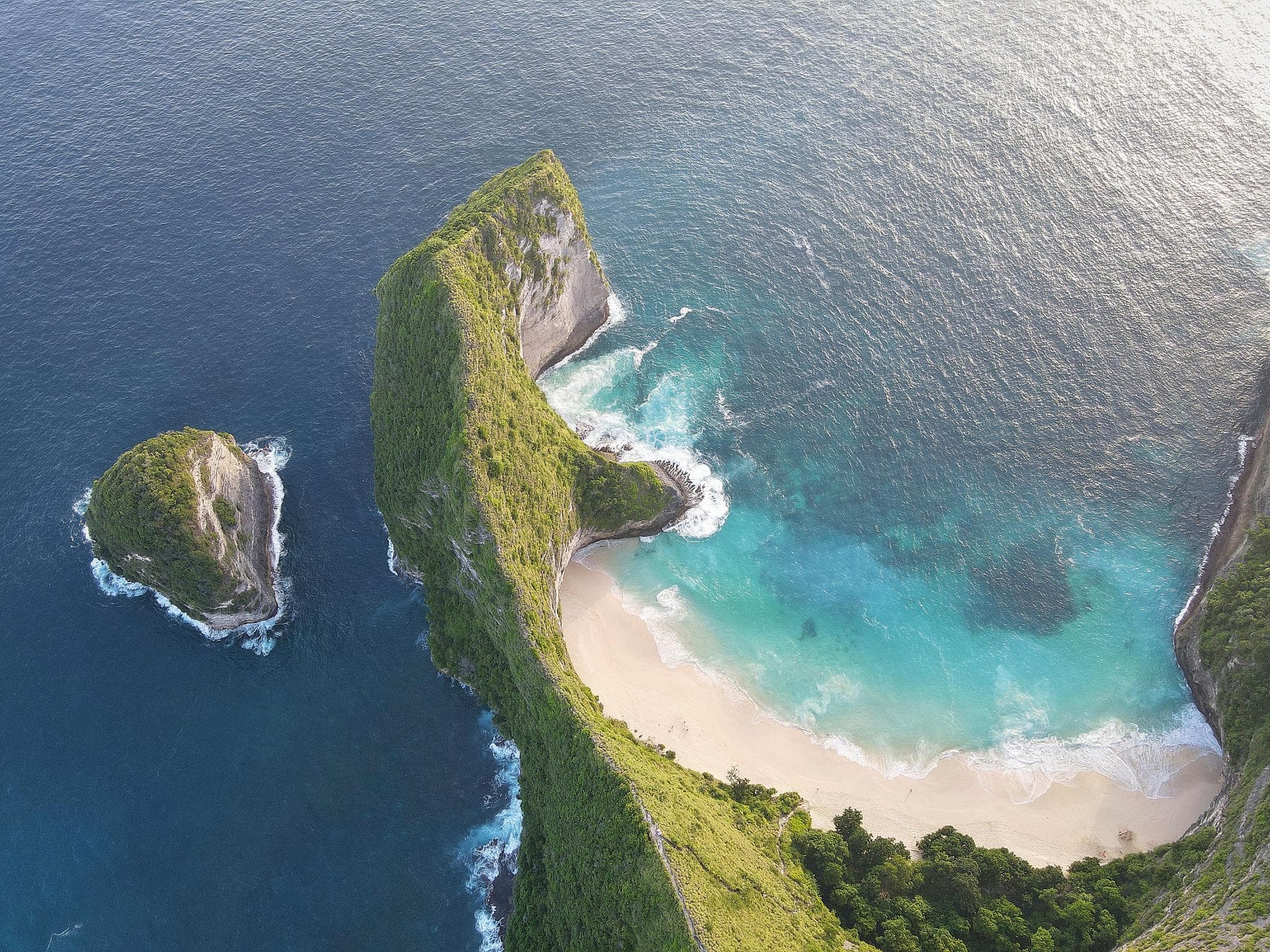 Kelingking Beach viewpoint on the west coast of Nusa Penida